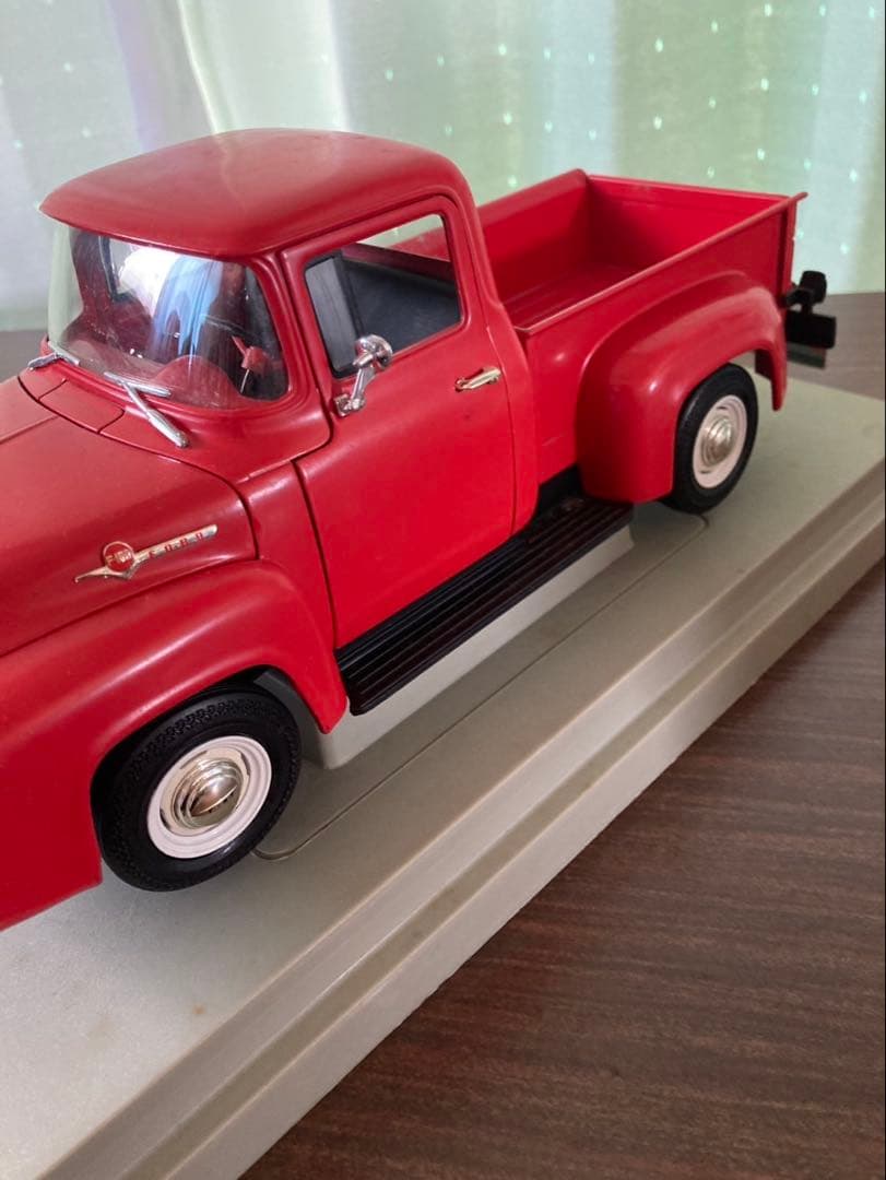 アーテル 1/18 スケール 1956 Ford F-100 赤