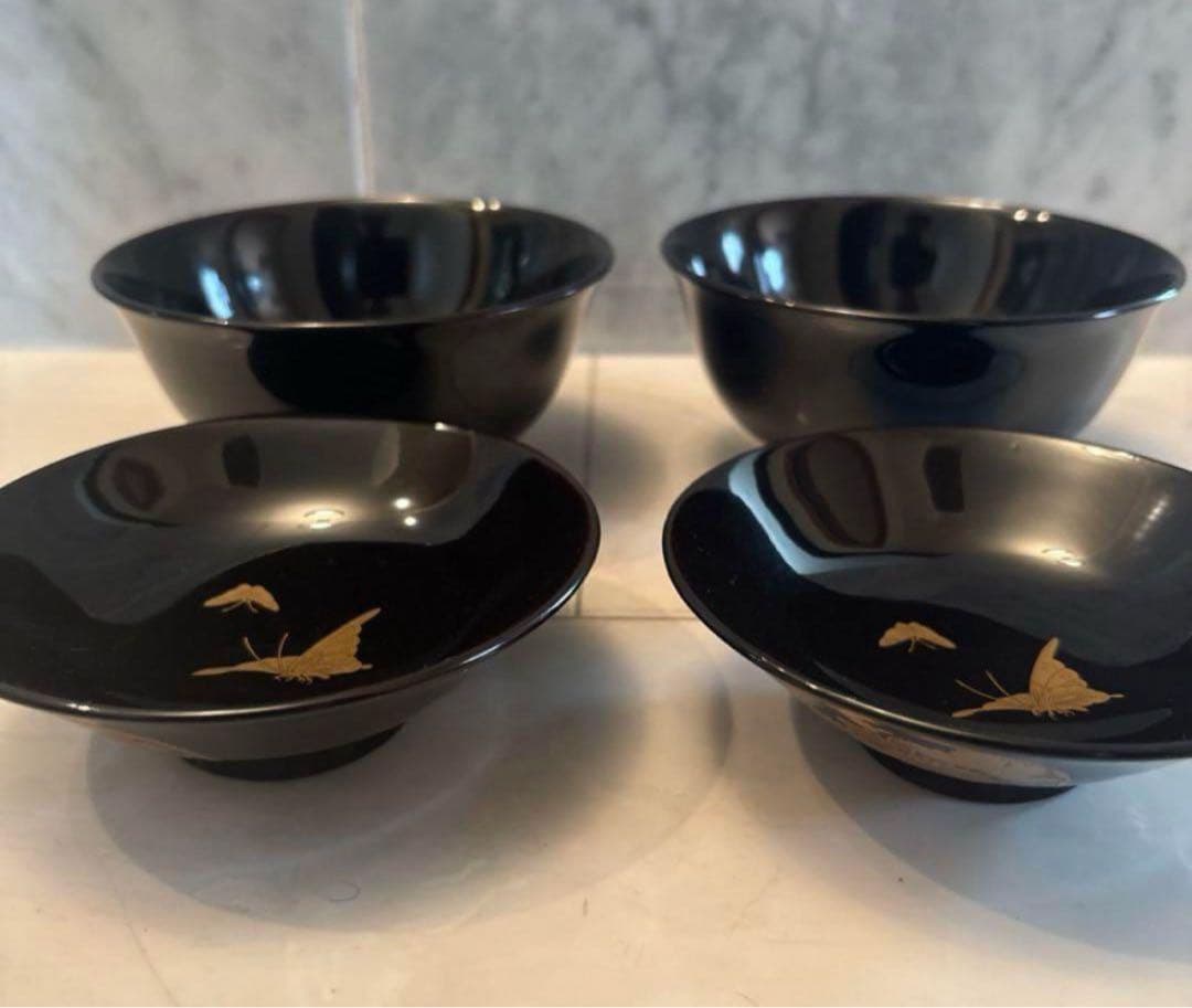 芸術的な蝶々とふんだんに使われた金彩が美しい豪華絢爛な木製輪島漆塗りお椀2客