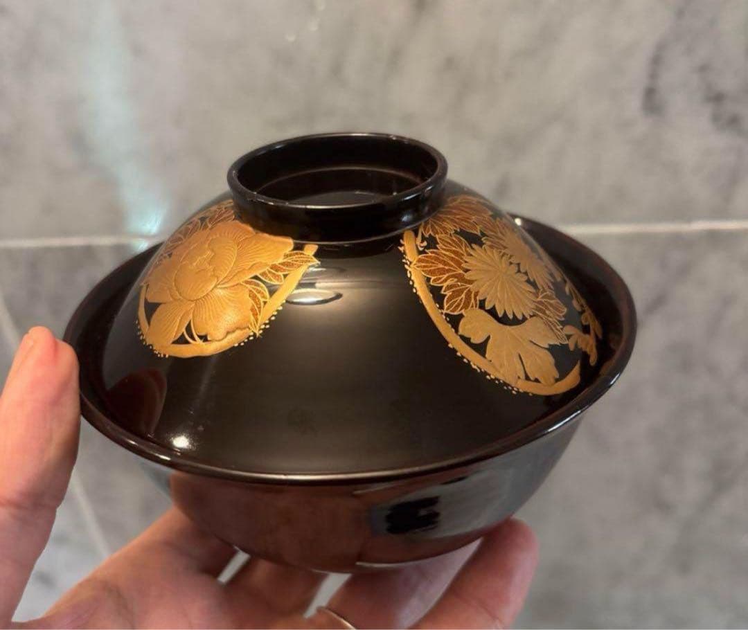 芸術的な蝶々とふんだんに使われた金彩が美しい豪華絢爛な木製輪島漆塗りお椀2客