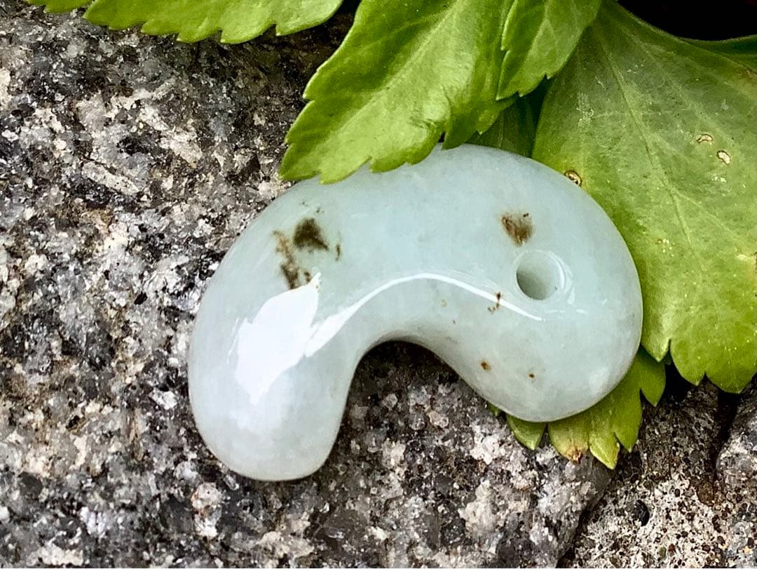 ✳今年2個目のトロトロ勾玉‼️ 酸化鉄入り糸魚川翡翠　抜群全面透過　鑑別書取得品‼️