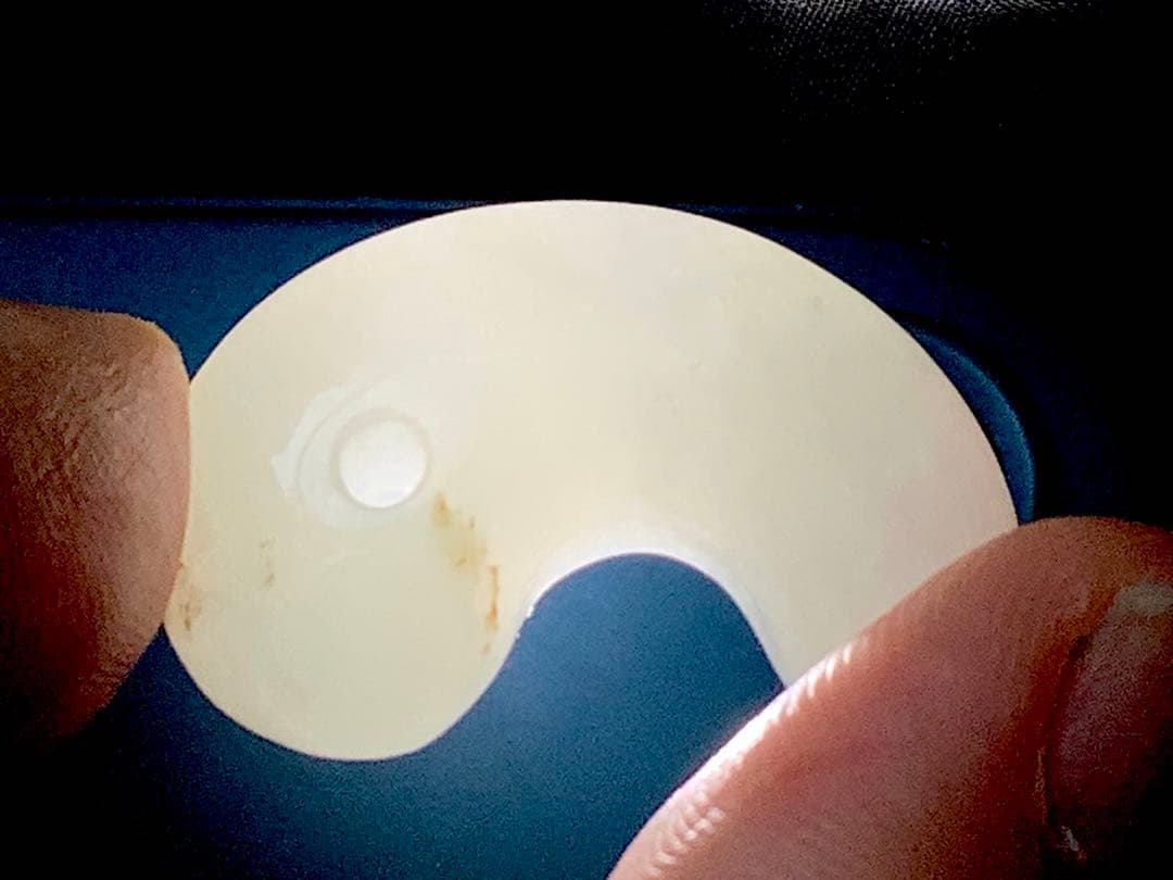 ✳今年2個目のトロトロ勾玉‼️ 酸化鉄入り糸魚川翡翠　抜群全面透過　鑑別書取得品‼️