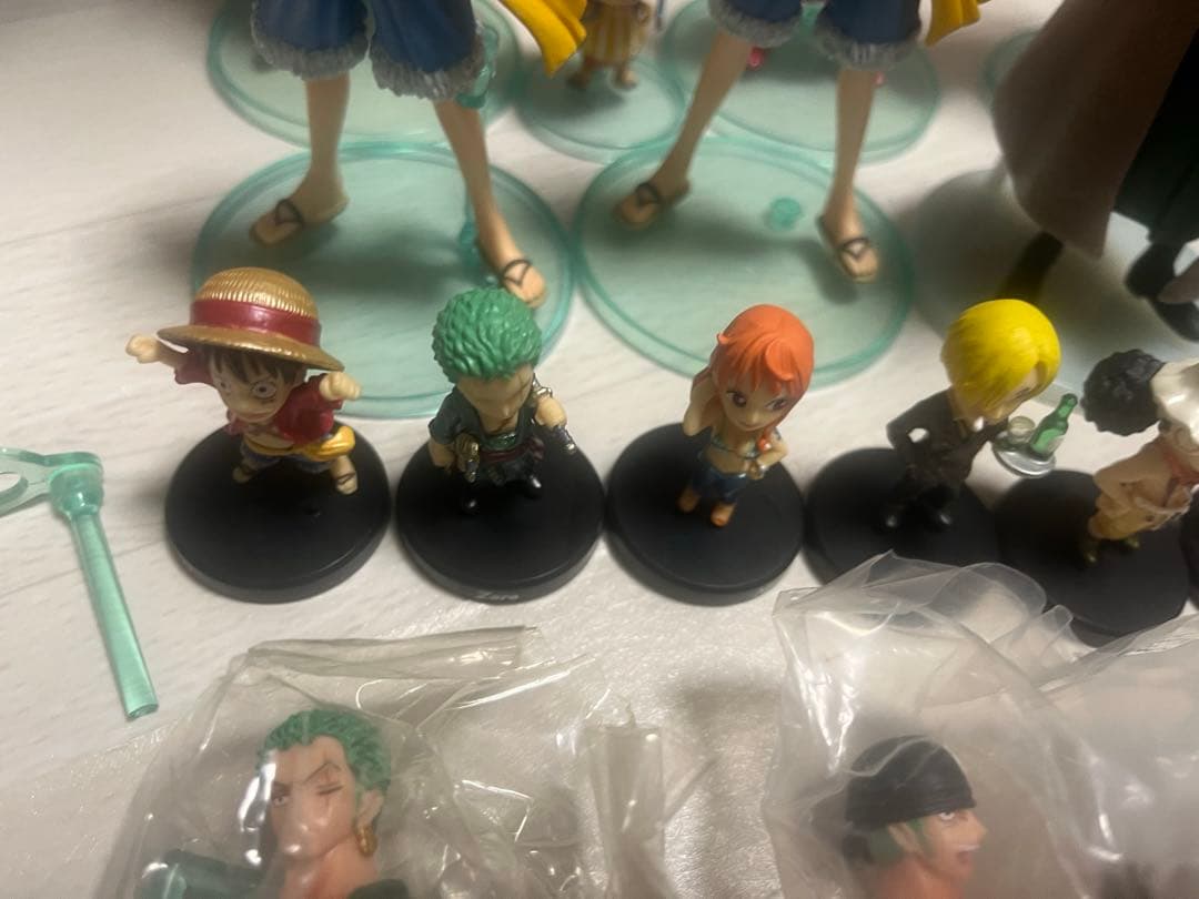 ワンピース　フィギュア23体＋パズル＋ストラップ　セット