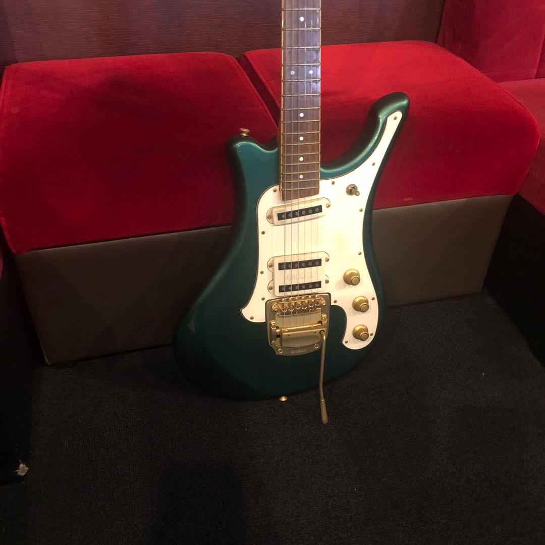 グリーンエレキギター 3ピックアップ トレモロ