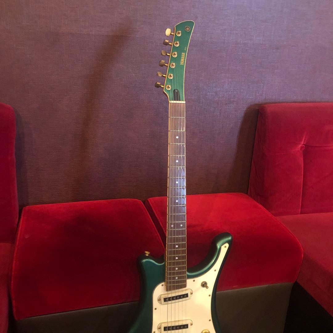 グリーンエレキギター 3ピックアップ トレモロ