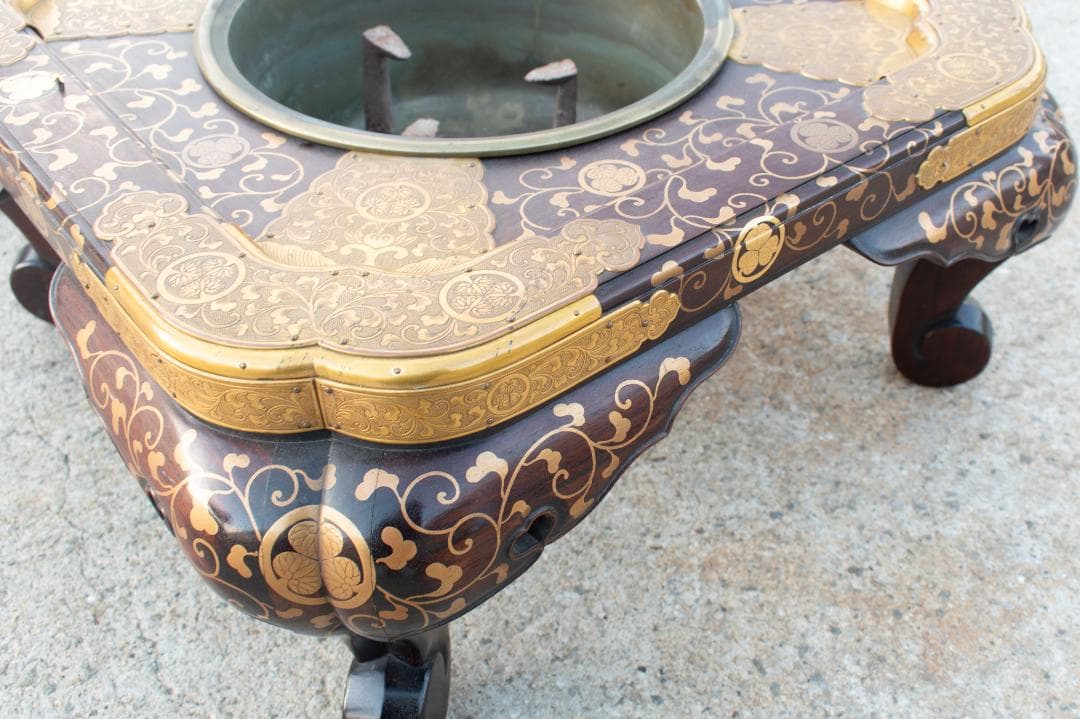 【中古】M▽大名火鉢 唐木 三葉葵 蒔絵 葵文 編笠無し 紫檀枠火鉢 (A02)