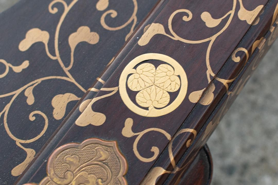 【中古】M▽大名火鉢 唐木 三葉葵 蒔絵 葵文 編笠無し 紫檀枠火鉢 (A02)