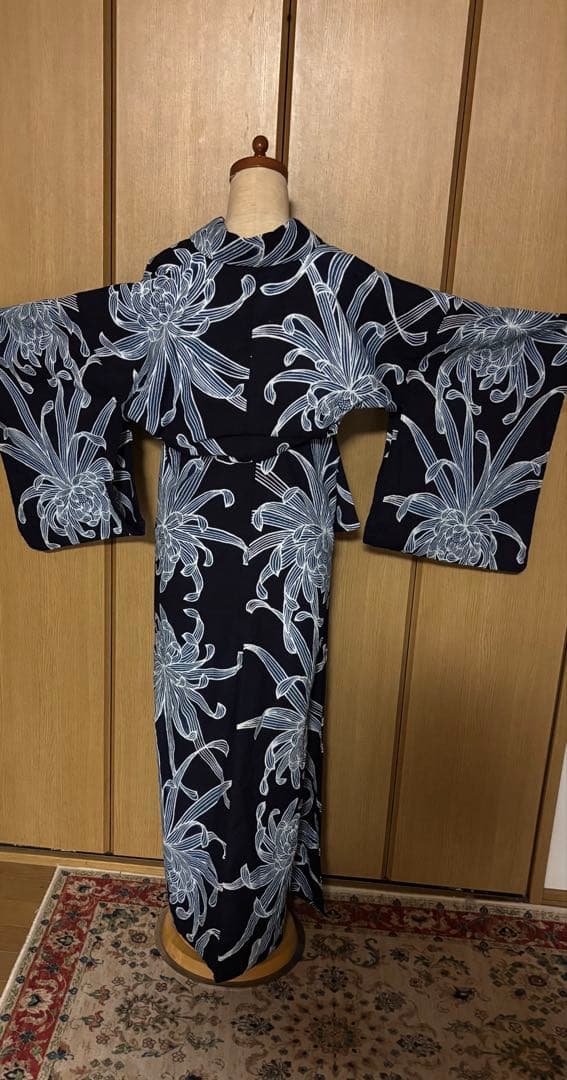 注染浴衣　本藍染　筒がき？　 ダイナミックな乱菊文様　雰囲気のある浴衣です。