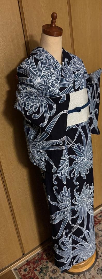 注染浴衣　本藍染　筒がき？　 ダイナミックな乱菊文様　雰囲気のある浴衣です。