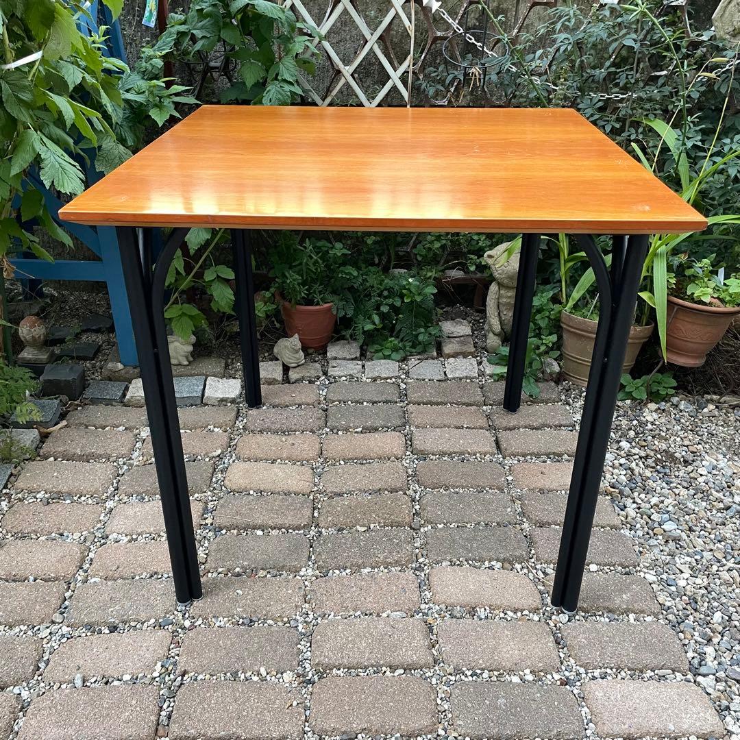 フレデリシア　ナナディツエル　トリニダード・トバゴテーブル小　ウェグナー 北欧