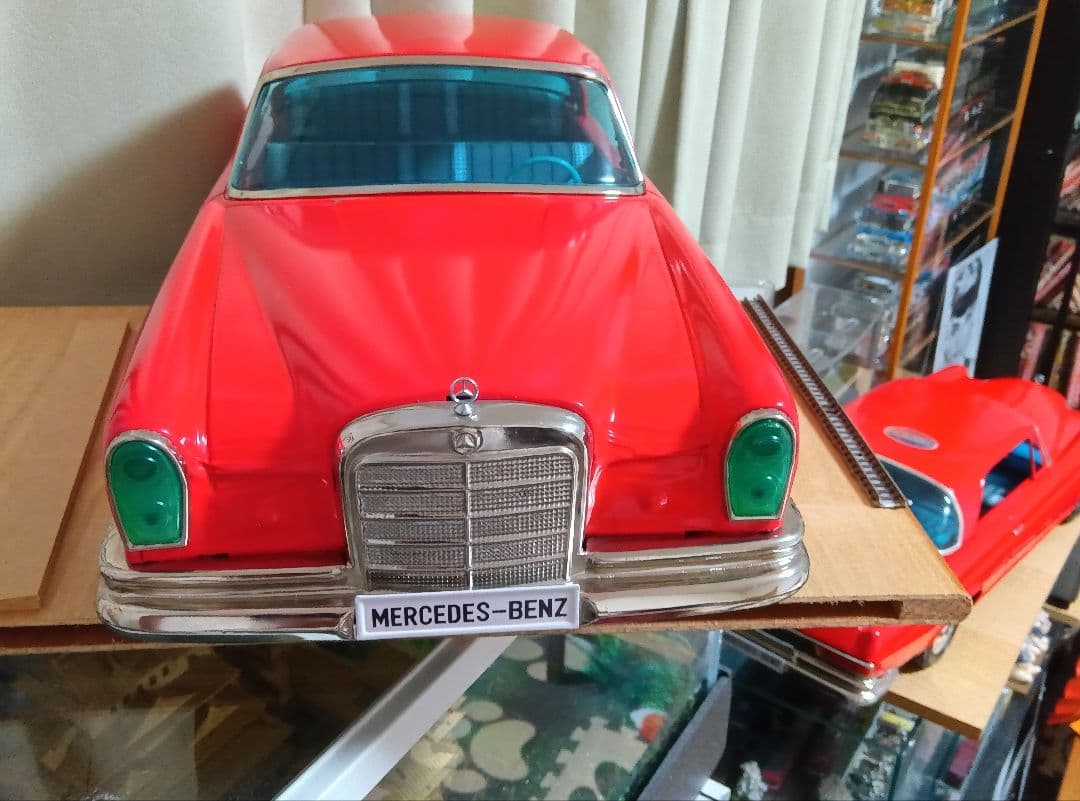 Mercedes-Benz 300SE レッド 1/18