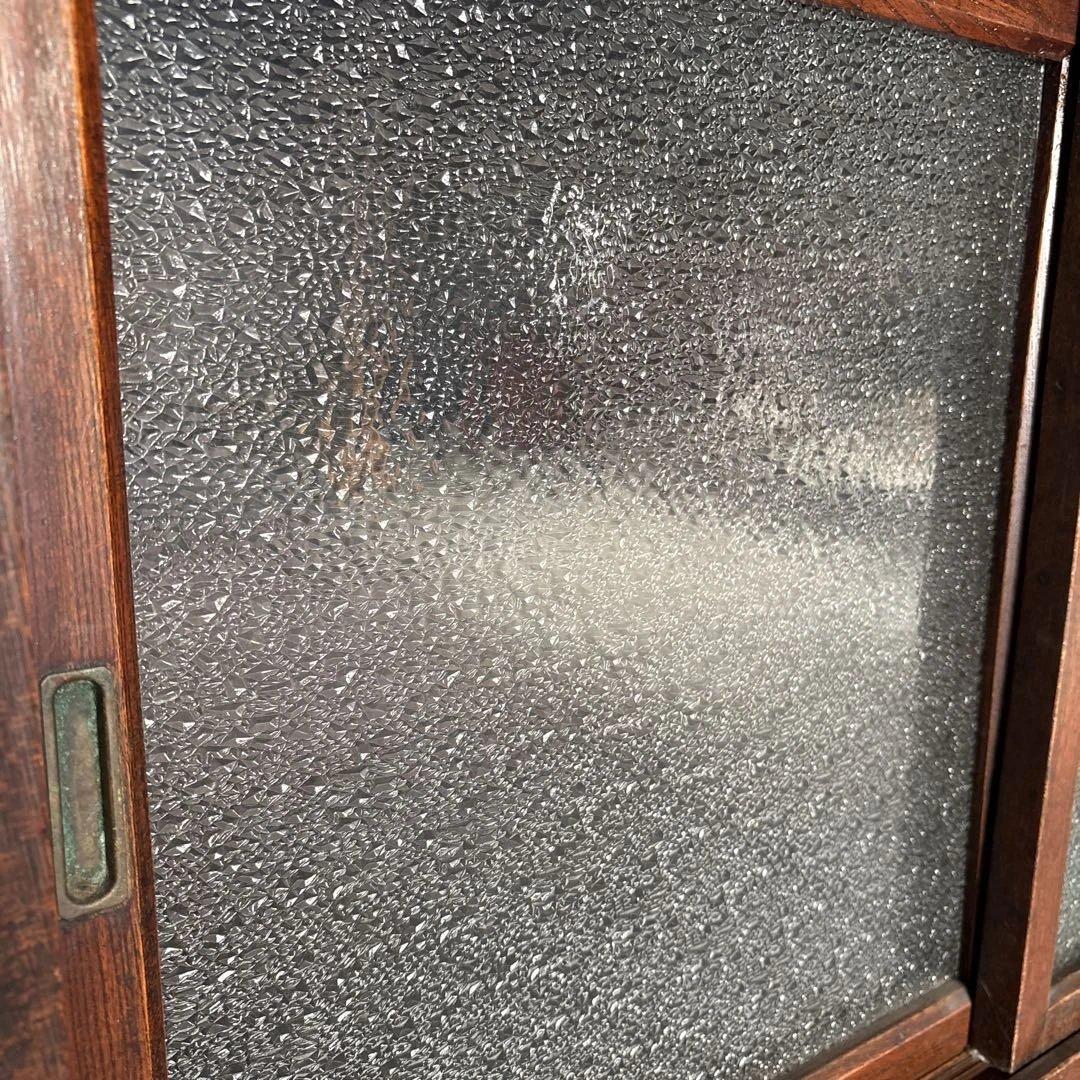 伝統的な日本の木製箪笥　昭和ガラス