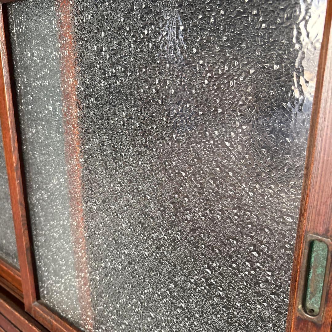 伝統的な日本の木製箪笥　昭和ガラス