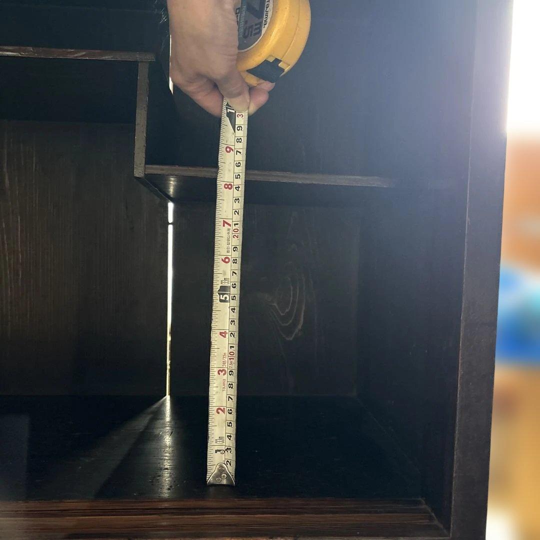 伝統的な日本の木製箪笥　昭和ガラス