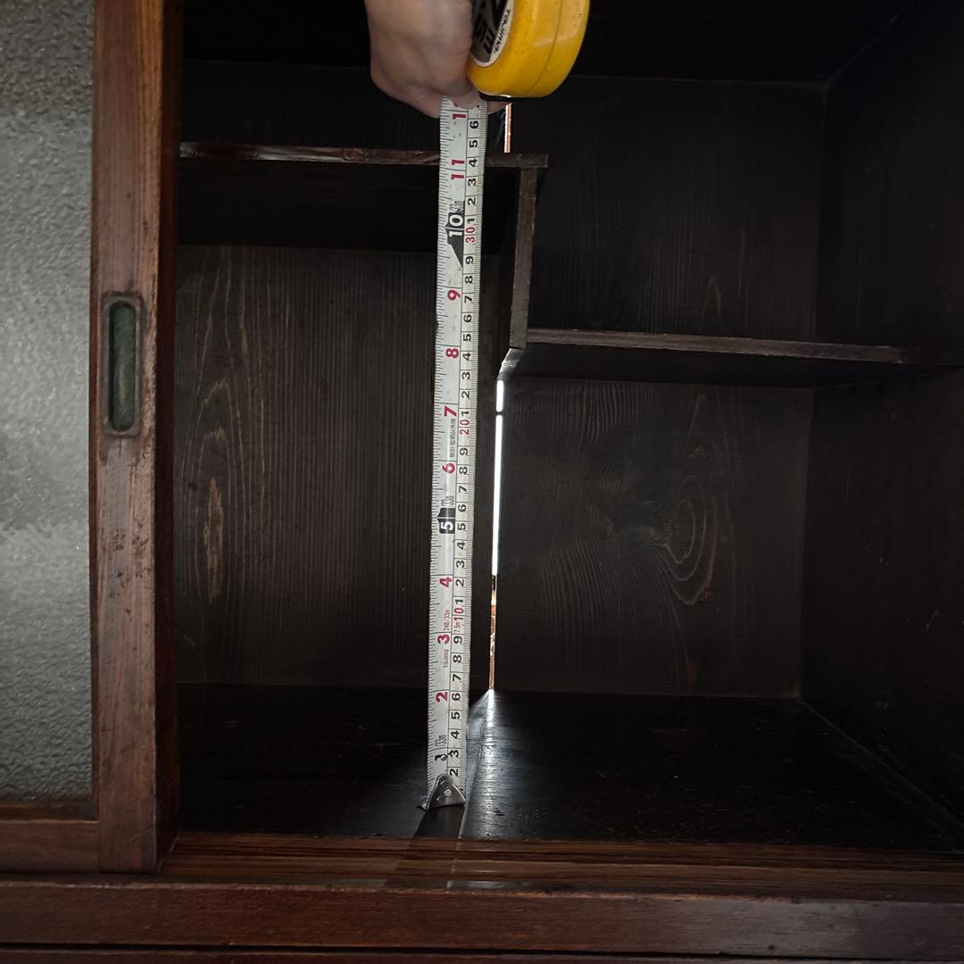 伝統的な日本の木製箪笥　昭和ガラス