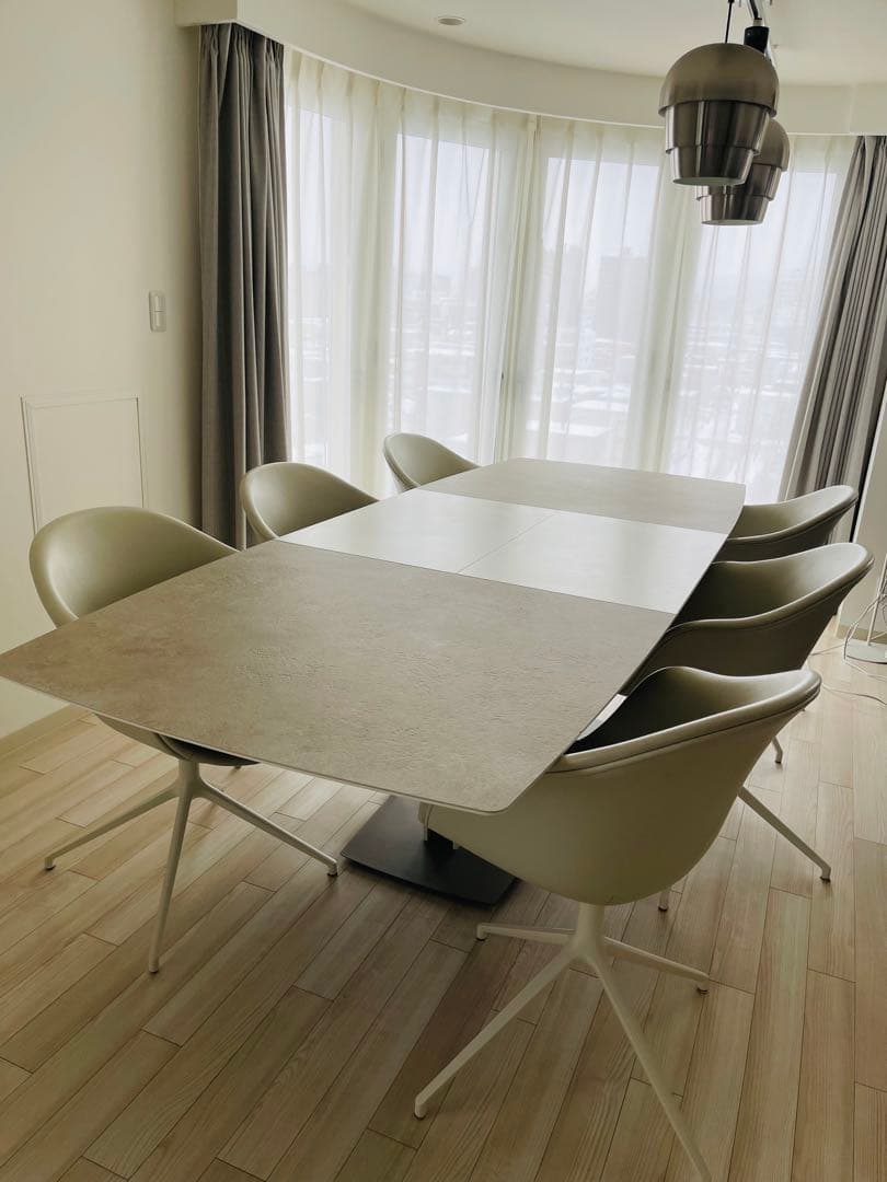 モダンなダイニングテーブルセット