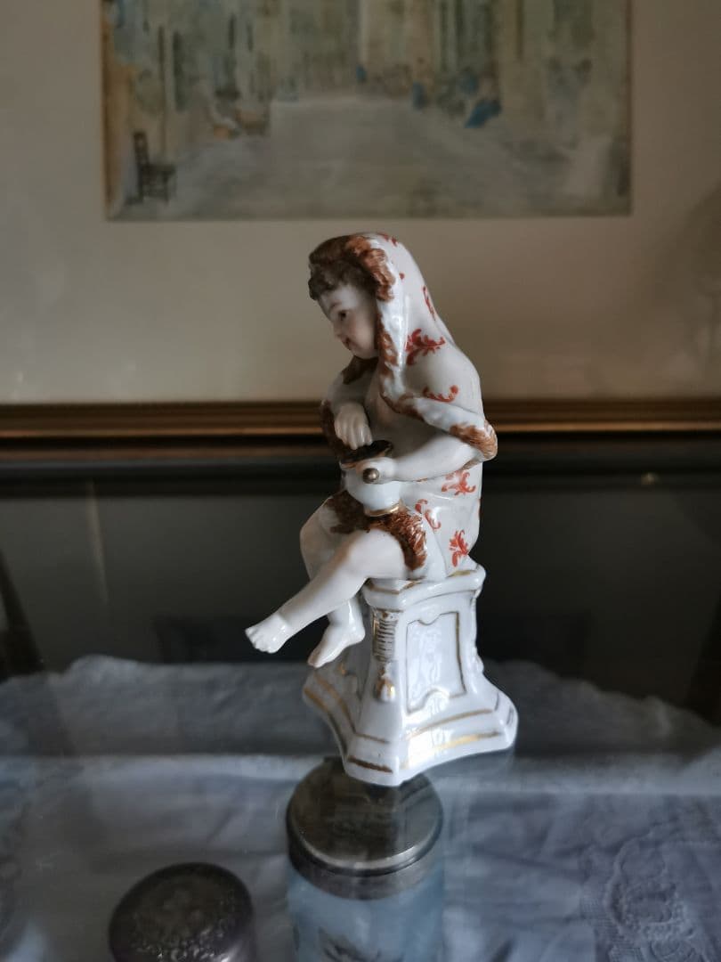 アンティークドイツ 18世紀初期マイセン希少ARⅢポーセリン人形 ポットとマント