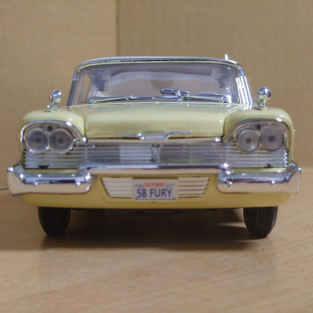 1/18 プリムスフューリー 1958 ライトイエロー ダイキャスト製ミニカー