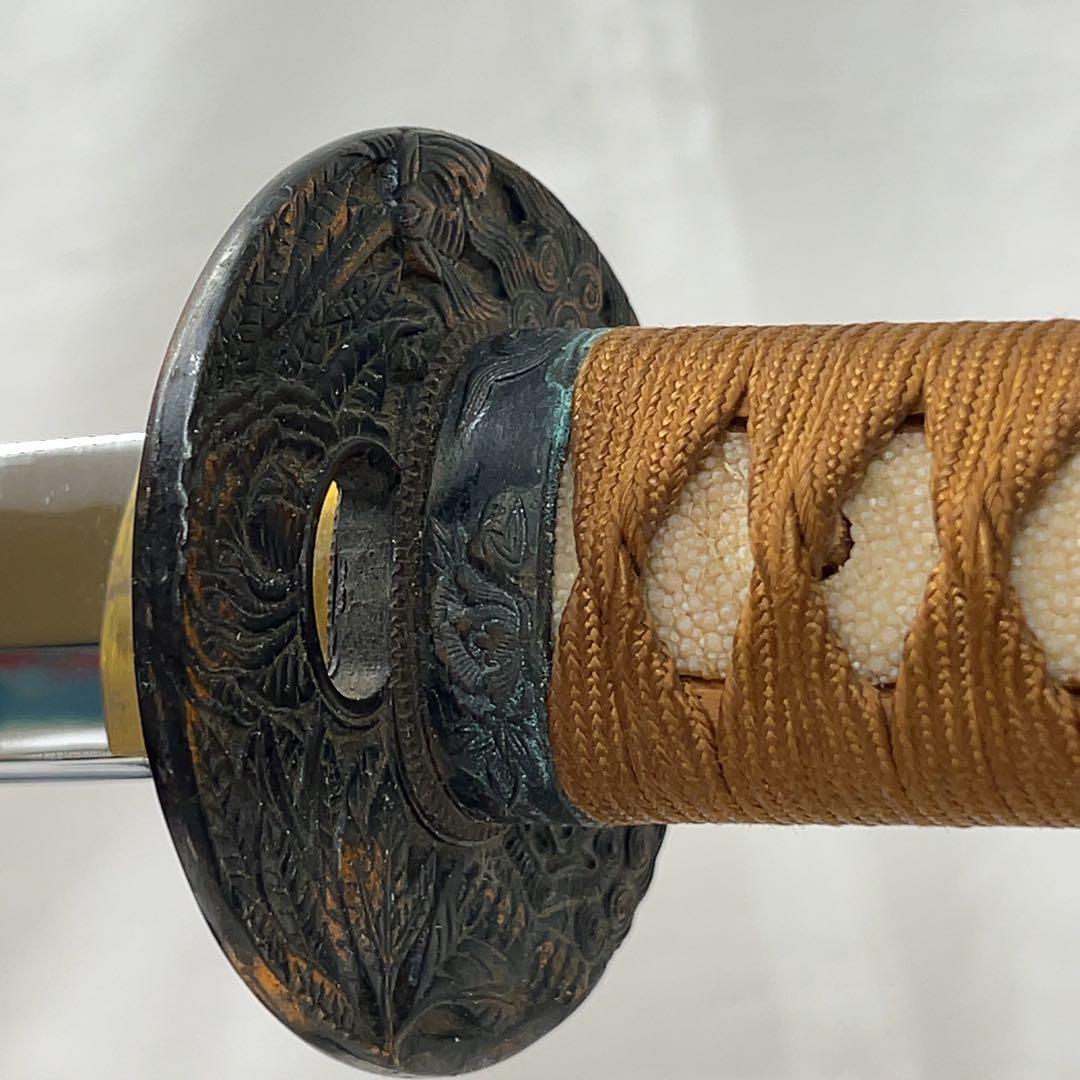 【模造刀】太刀 鉄鍔 風景 魚子地 図 全長99.0センチ 日本刀 白地 金梨地