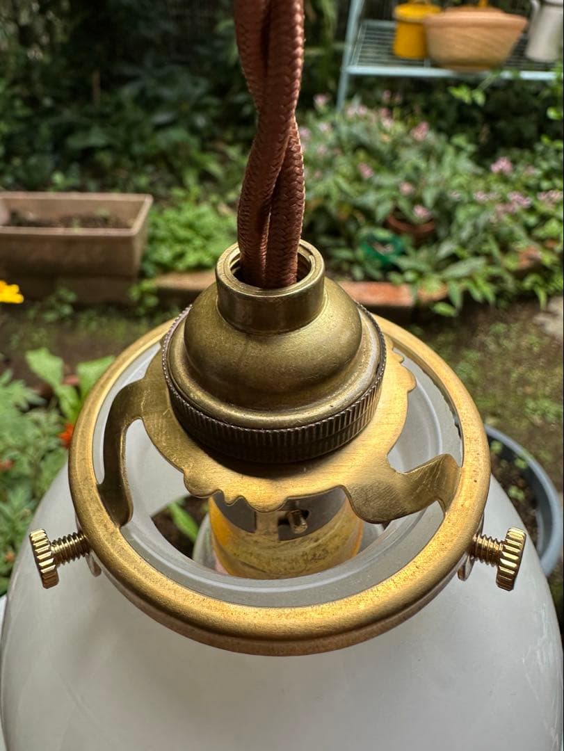 フランス アンティーク むき卵のようなオパリンガラスの可愛らしいアトリエランプ＊