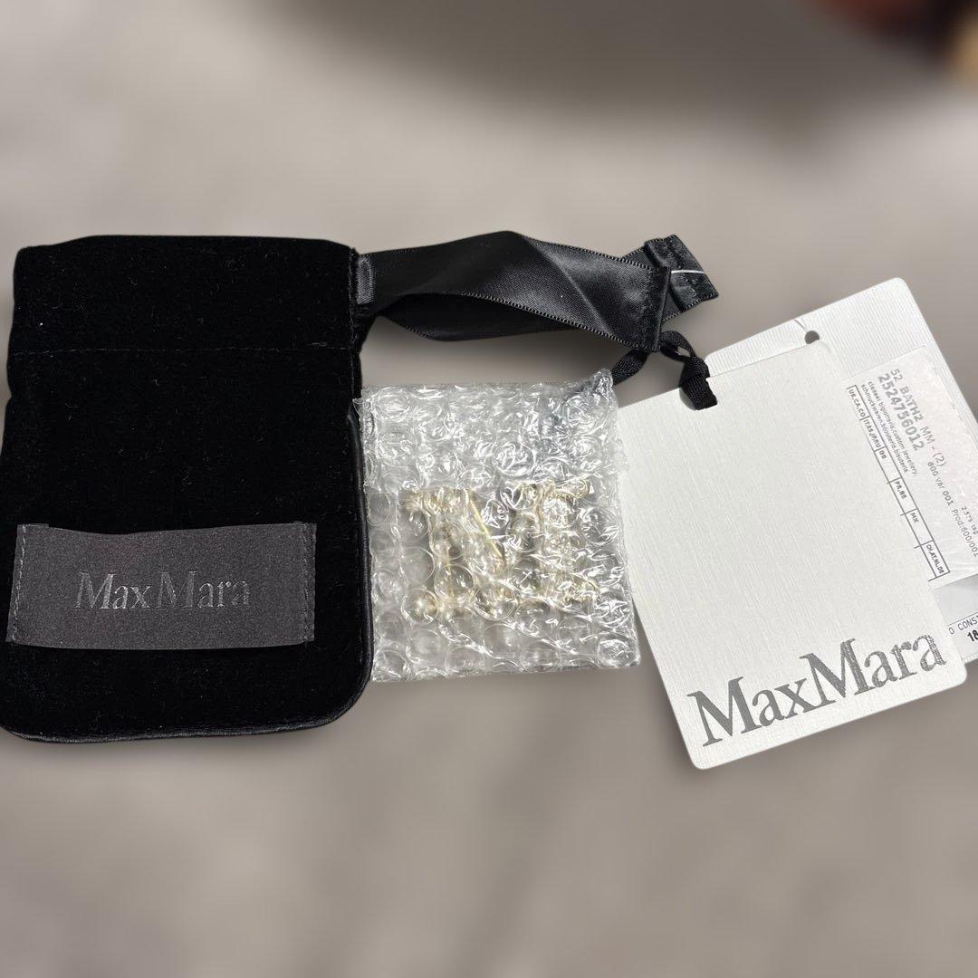 MaxMara M字型クリスタルブローチ
