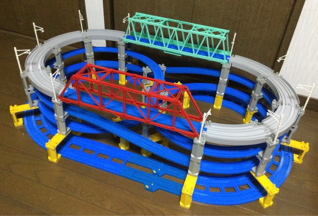 プラレール線路　8の字無限ループ　黄色グレー色ブロック橋脚　3段＋1段　大鉄橋付