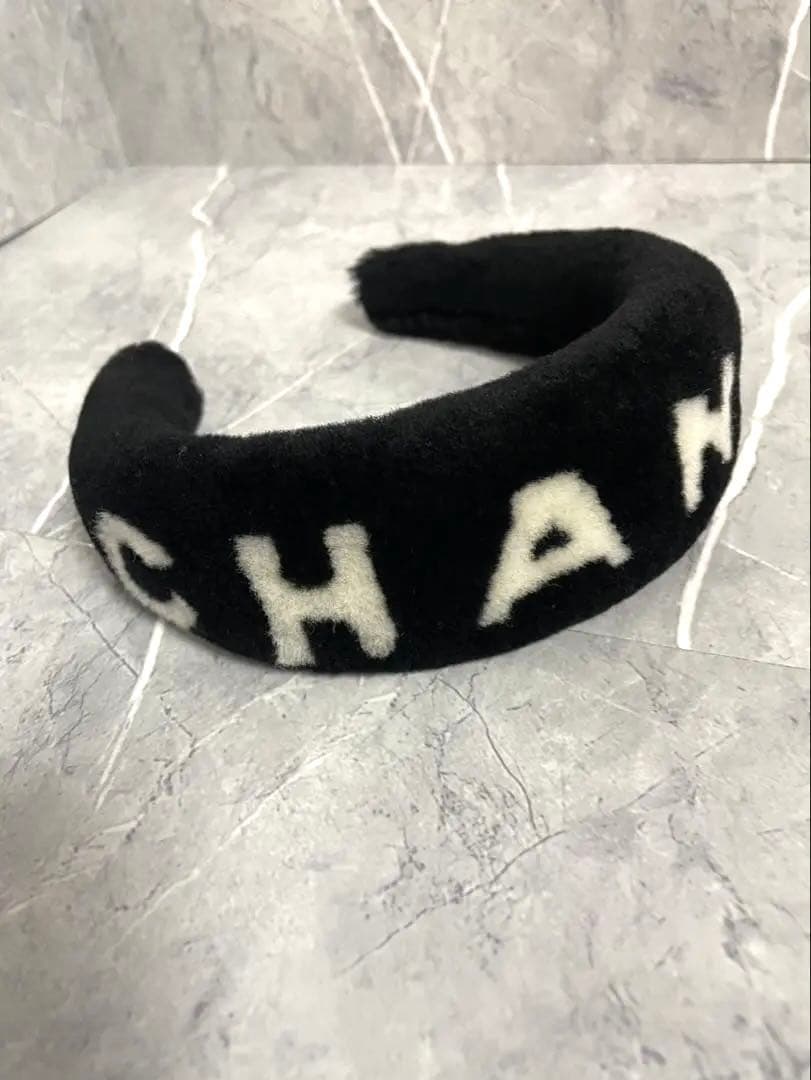 CHANEL ロゴ入りファーカチューシャ