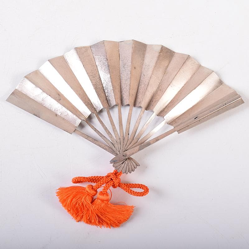 関武比古作　純銀製　松刻　扇子　置物　約28g　ガラスケース付　C　R8761B