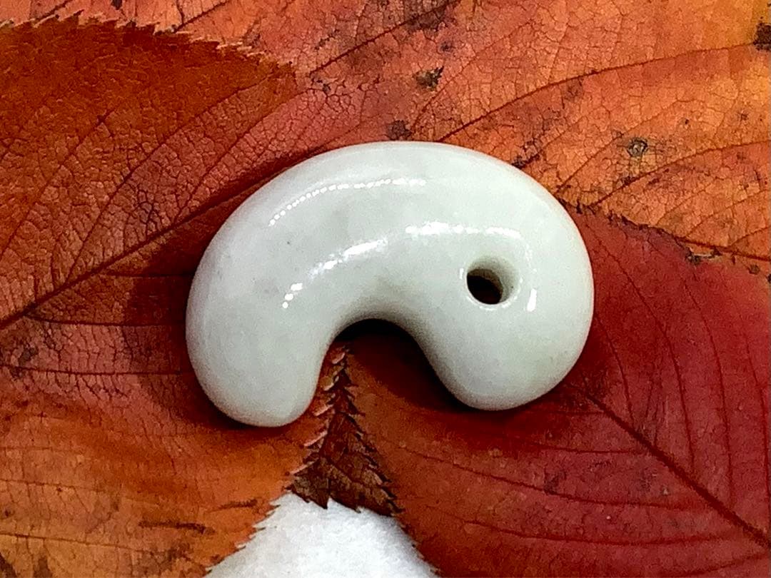 ⭕️お値段ご遠慮無く‼️　糸魚川翡翠勾玉の白翡翠お探しの方　卸しお値段にて　お早目に