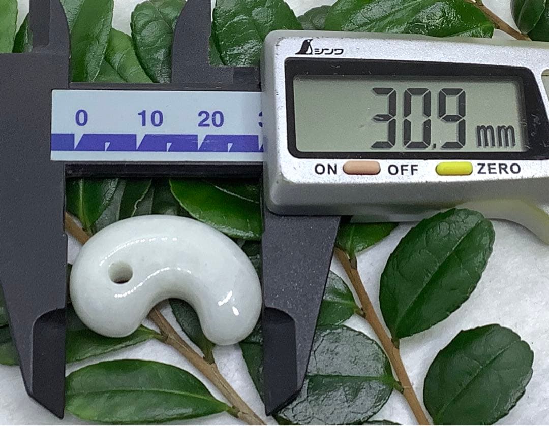 ⭕️お値段ご遠慮無く‼️　糸魚川翡翠勾玉の白翡翠お探しの方　卸しお値段にて　お早目に