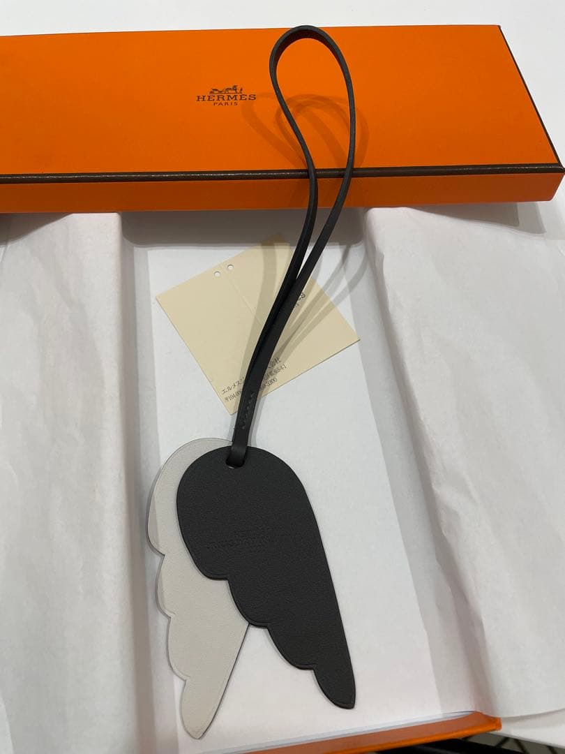 エルメス　チャームレザーグレーxホワイト 名古屋高島屋 2022 限定