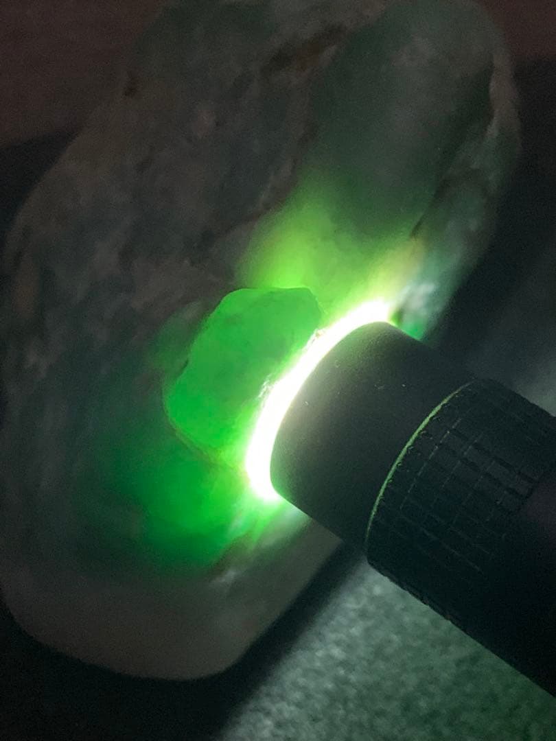 金山谷　極上ろうかん糸魚川翡翠　原石　糸魚川ひすい　コン沢　国産鉱物　水石　根付