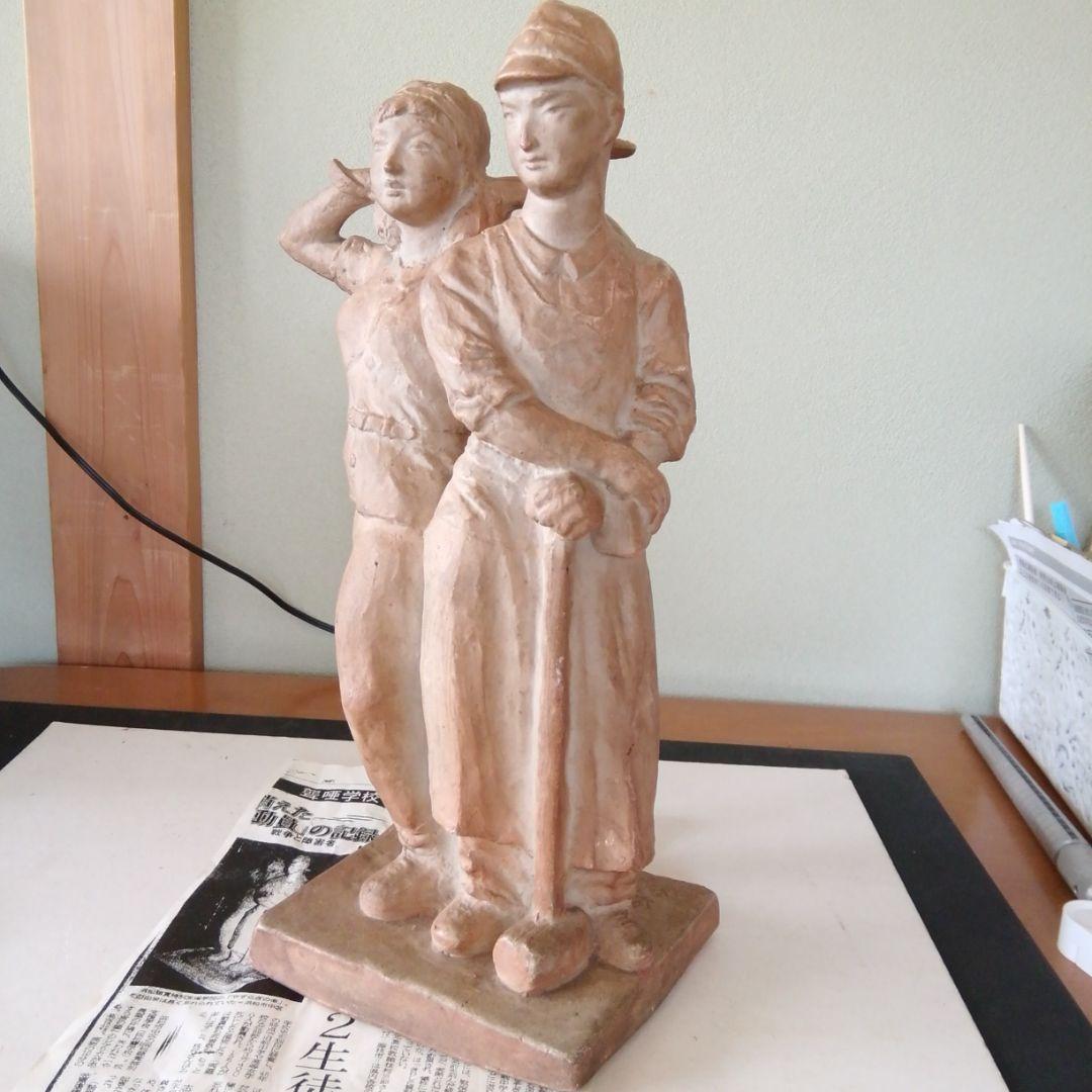 空襲に散った2生徒の像(安らぎの像)。