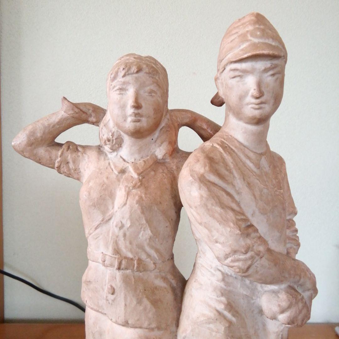 空襲に散った2生徒の像(安らぎの像)。