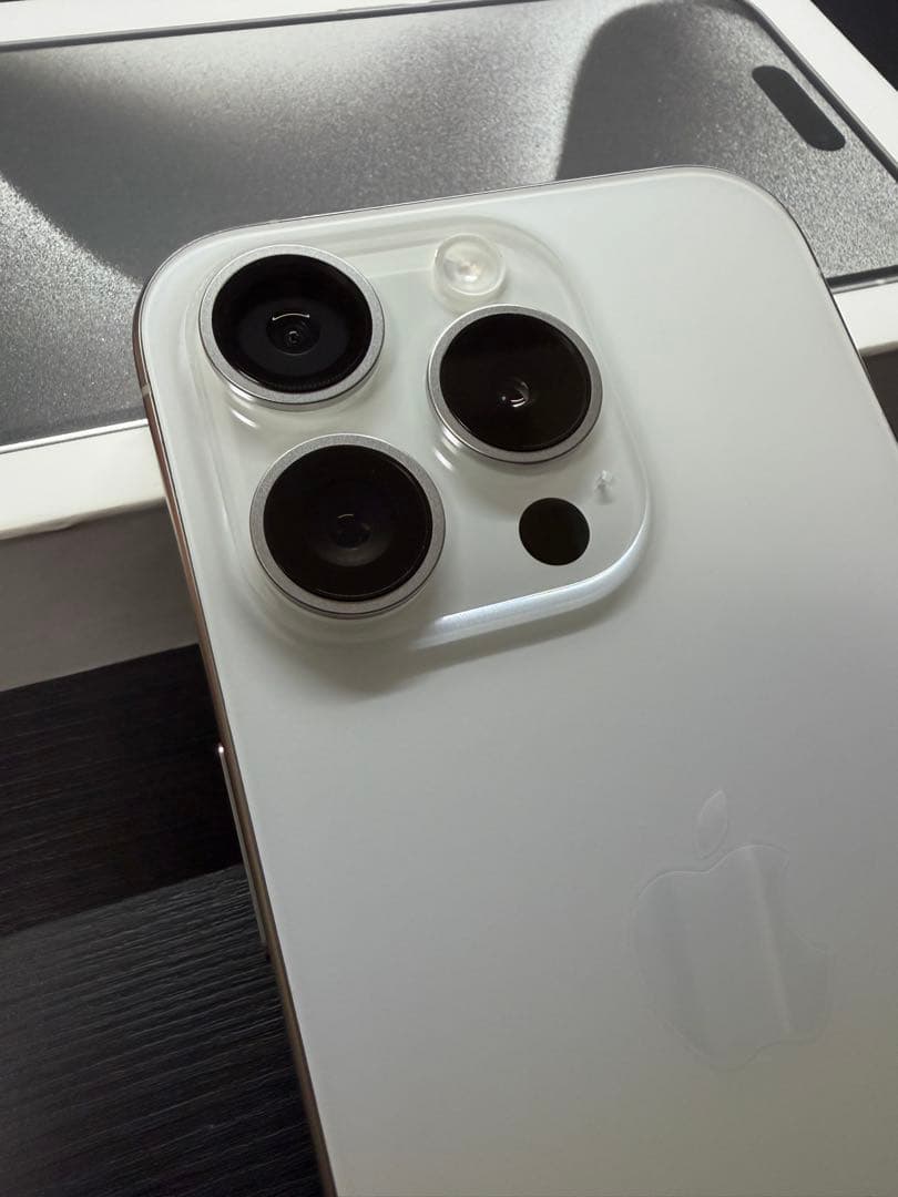 【美品】iPhone 15 Pro 128Gホワイトチタニウム