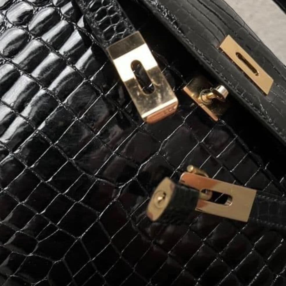✨最高峰✨クロコダイル 型押し ハンドバッグ カデナ 南京錠 金具 自立型 黒