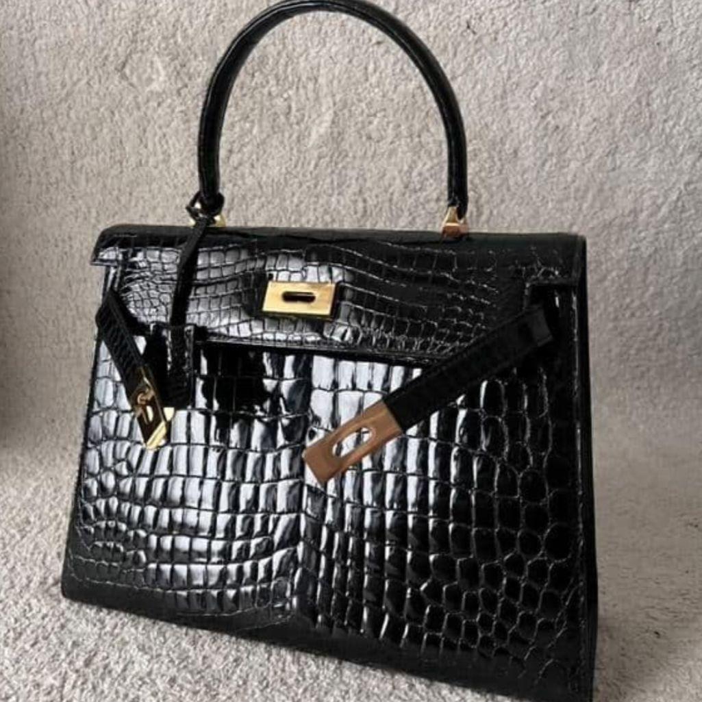 ✨最高峰✨クロコダイル 型押し ハンドバッグ カデナ 南京錠 金具 自立型 黒