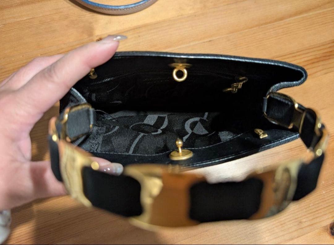 フェラガモゴールドメタル付きパーティーバッグ