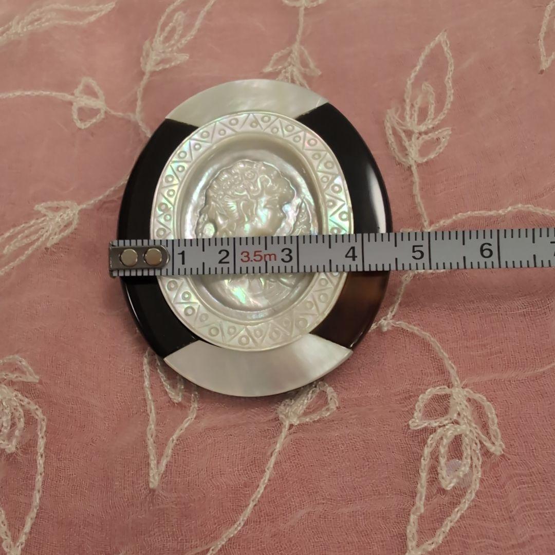 本鼈甲白蝶貝カメオデザインブローチ