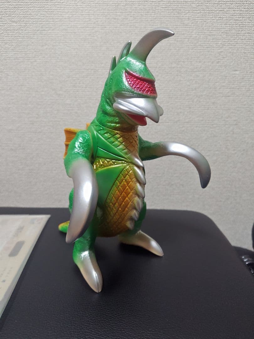 ブルマァク ガイガン メタリックグリーン 肌色成型 ソフビ