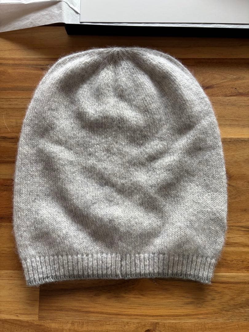 ょっぴ 様CHANEL シャネル ニット帽ビーニー　 ラメ入り グレー お箱付き