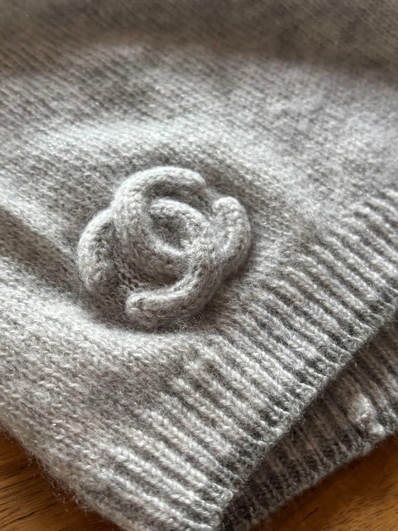 ょっぴ 様CHANEL シャネル ニット帽ビーニー　 ラメ入り グレー お箱付き