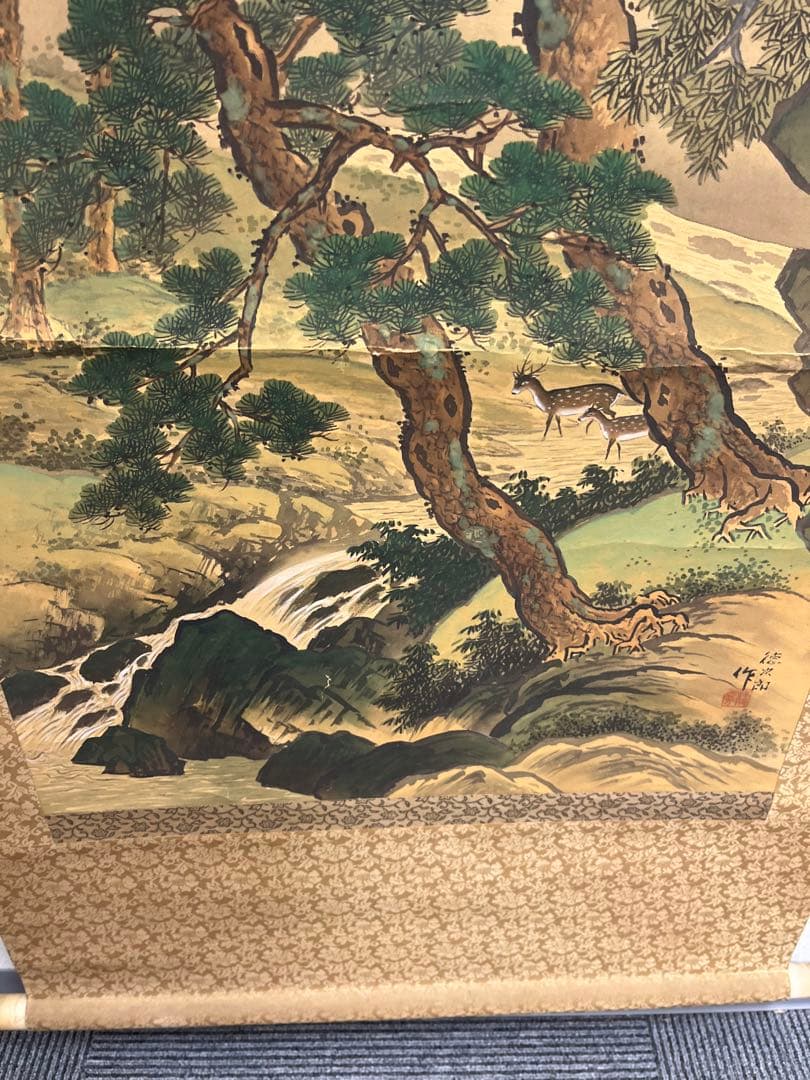 <徳次郎作>掛け軸　松・鹿・渓流
