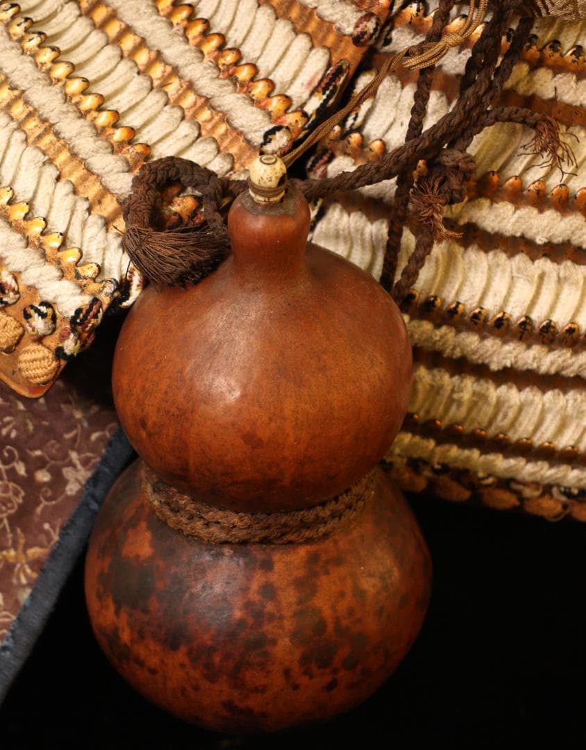 BY05　甲冑　具足　五瓜に唐花家紋唐草胴　獅子噛み前立　鎧櫃付き　兜　武具