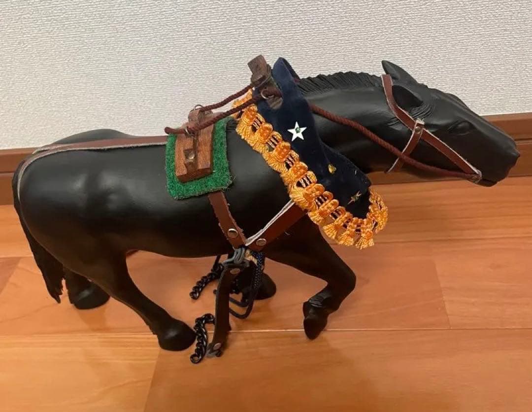 北海道農耕馬・菅野秀雄作・限定モデル・干支・馬置物・木製置物 布製装飾付き