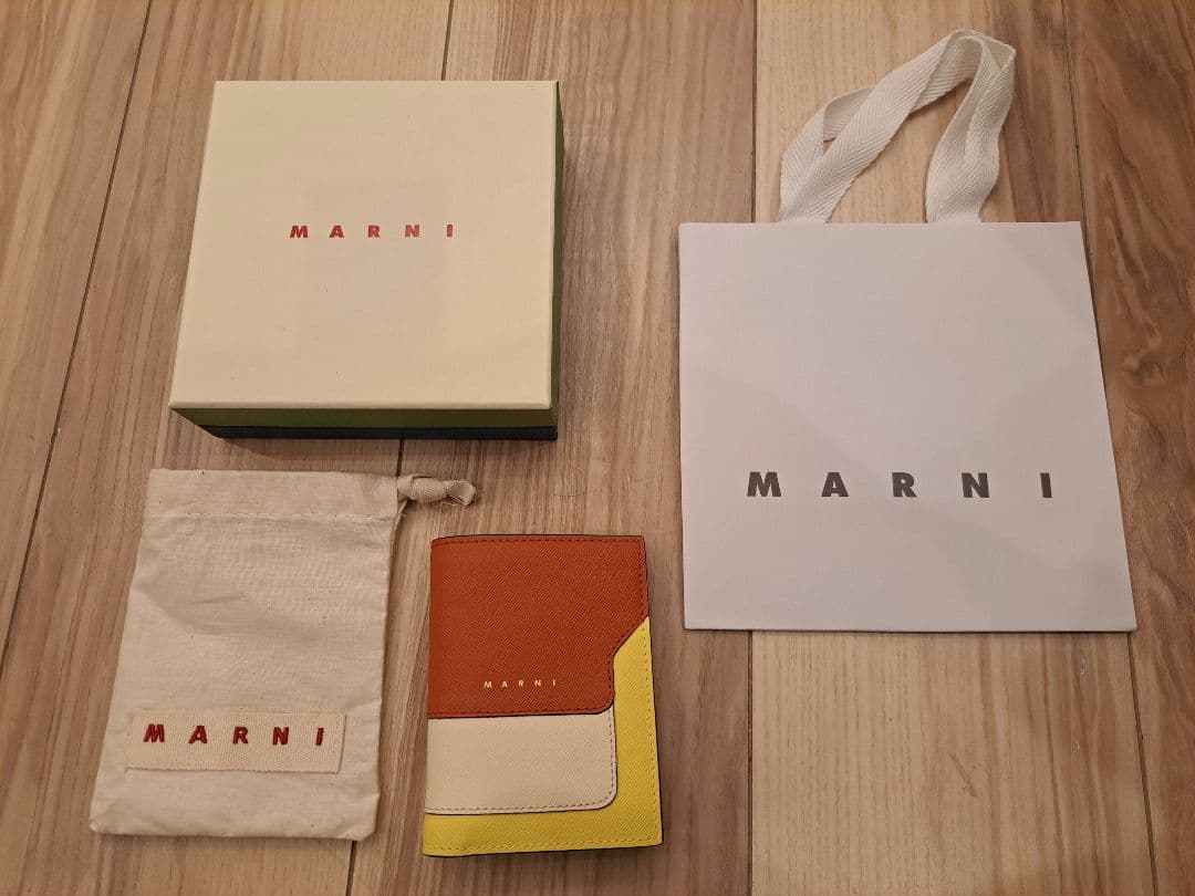 MARNI マルニ 二つ折り財布　ショッパー・箱・布袋つき