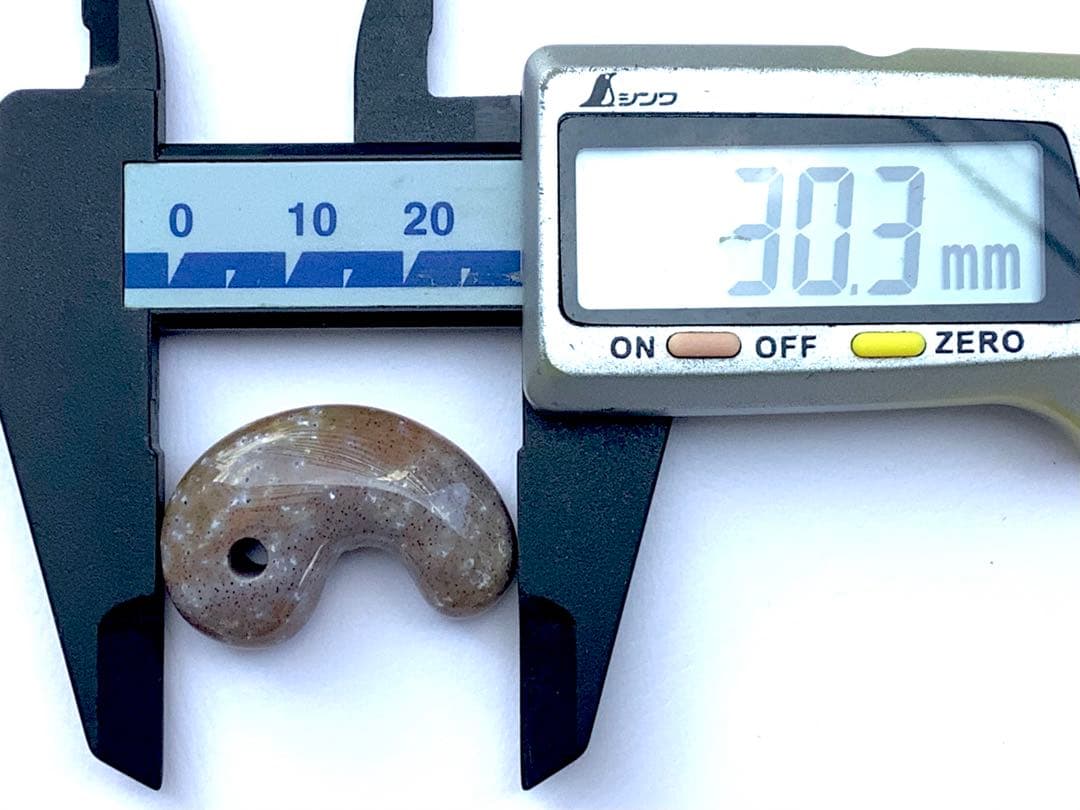 ✳摩訶不思議な色彩　花仙山出雲型勾玉　ピカピカ極上研磨　⭕️鑑定鑑別書付の本物です