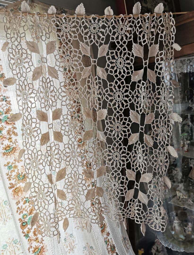 アンティークイタリア購入 変わりクロシェレース編み 揺れる葉のアイボリークロス