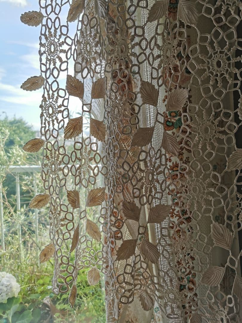 アンティークイタリア購入 変わりクロシェレース編み 揺れる葉のアイボリークロス