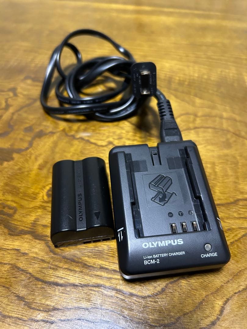 デジタル一眼レフ OLYMPUS E-300 ダブルズームキット（三脚付き）