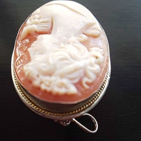 イギリス アンティーク シルバー800貴婦人のコーネリアンシェルカメオのブローチ